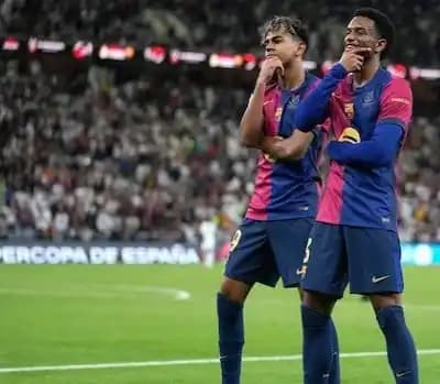 Pemain Barcelona selebrasi usai banai Real Madrid 5-2