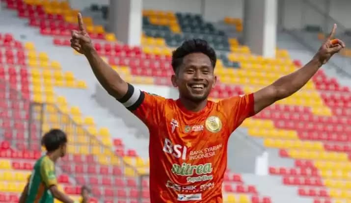 Pemain Persiraja Banda Aceh Andik Vermansyah melakukan selebrasi usai mencetak gol ke gawang Sriwijaya FC