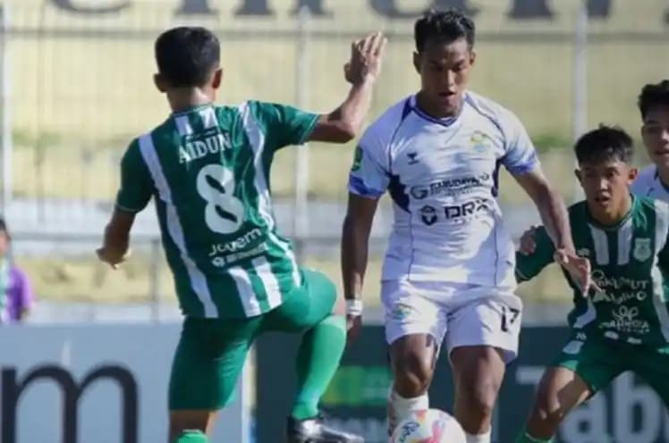 Pemain PSMS berebut bola dengan pemain PSKC Cimahi