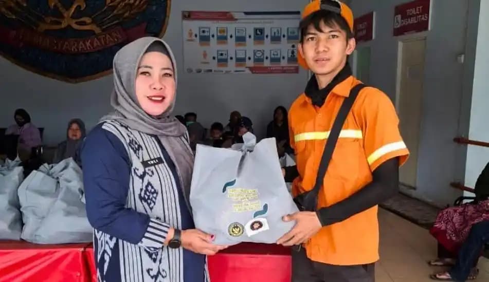 Pembagian bantuan sosial berupa sembako oleh Lapas Jambi kepada keluarga WBP dan warga sekitar