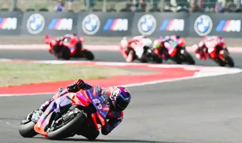 Pembalap Prima Pramac Jorge Martin memacu kecepatan motornya
