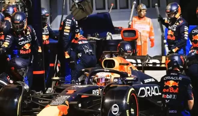 Pembalap Red Bull Racing asal Belanda Max Verstappen berdiri di pit