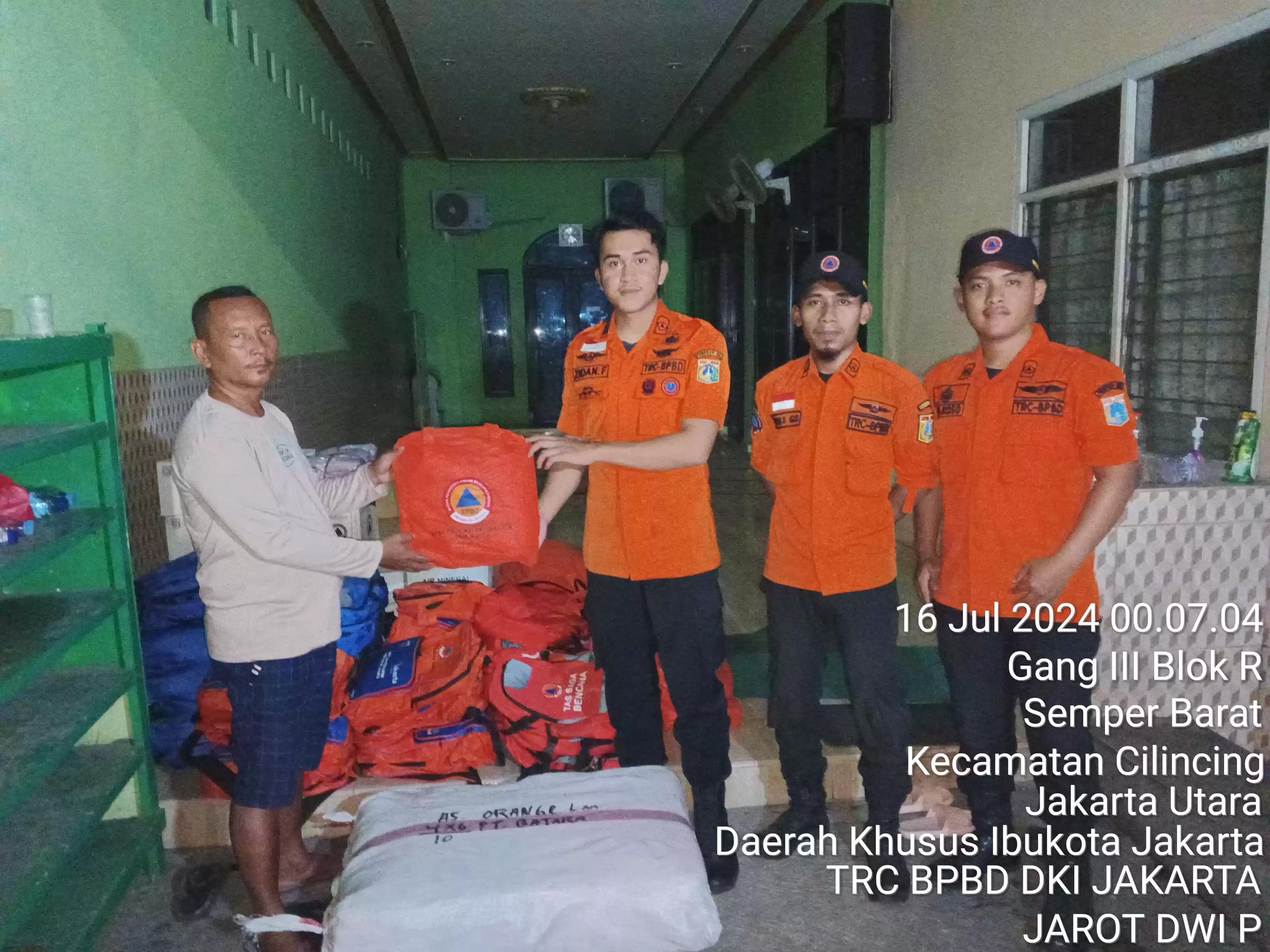 Pemberian bantuan untuk warga korban kebakaran di Semper Barat