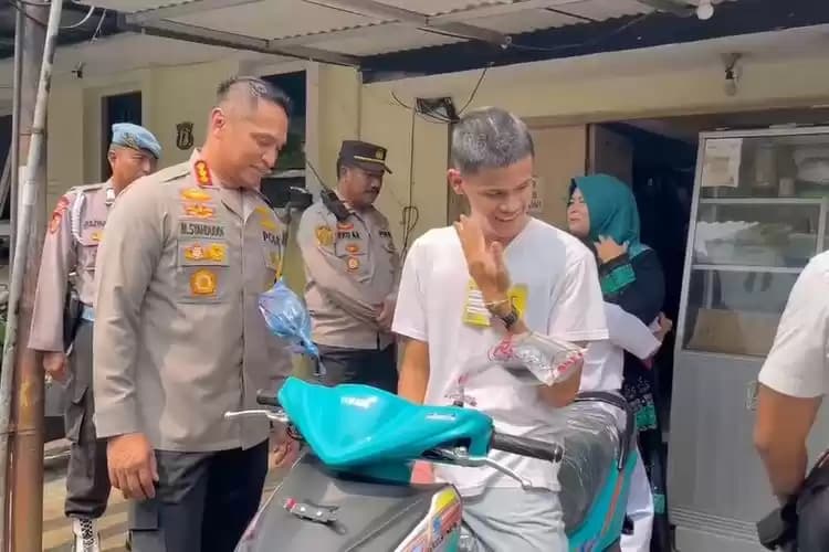 Pemberian motor dari Kapolres Metro Jakarta Barat kepada Satrio