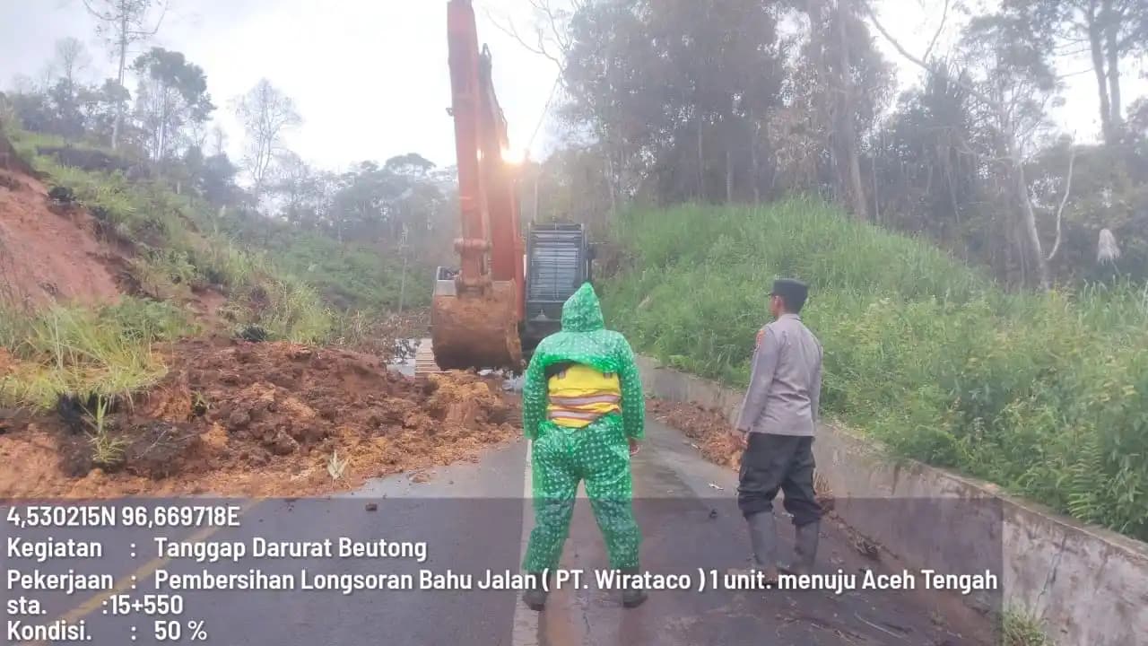 Pembersihan longsor di bahu jalan
