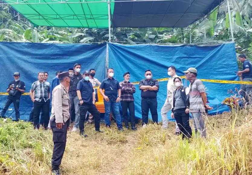 Pembongkaran Makam Kepala Desa di Lampung