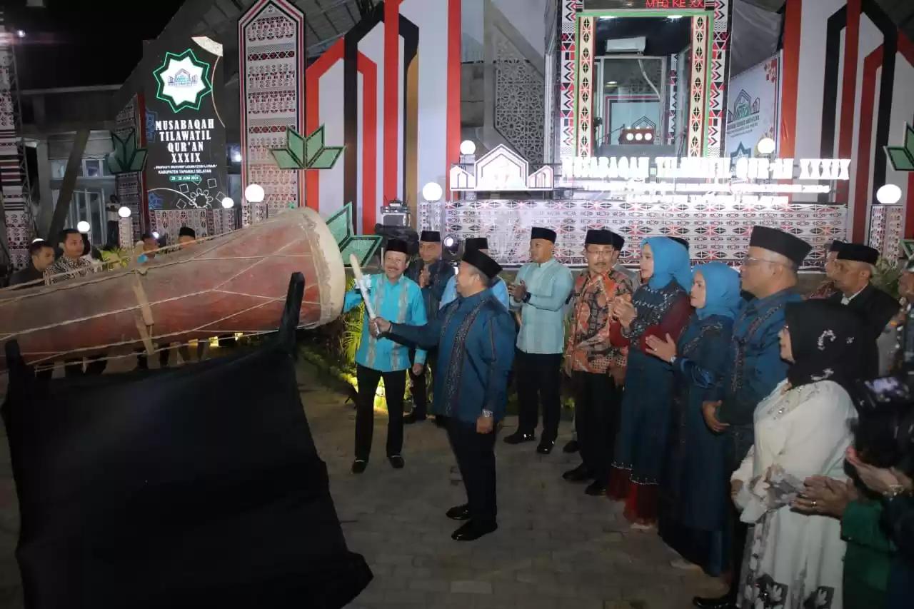 Pembukaan MTQ tersebut ditandai dengan penabuhan beduk oleh Sekdaprov Sumut didampingi Bupati Tapsel dan jajaran