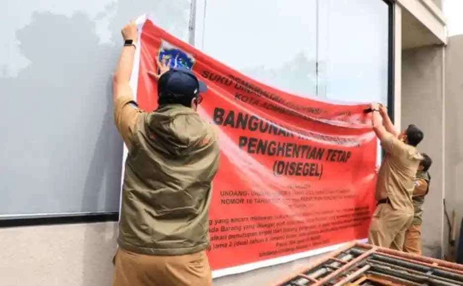 Pemerintah Kota Jakarta Selatan menyegel lapangan Padel di Kecamatan Jagakarsa, pada Senin (16/3/2026) siang
