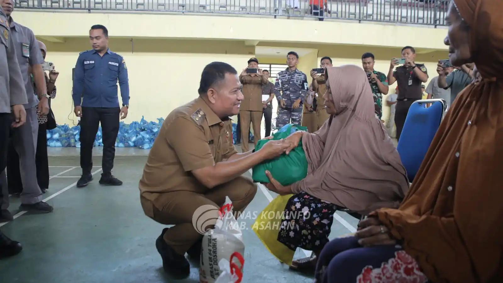 Pemkab Asahan Menyerahkan Bantuan Beras Kepada 1000 Kaum Dhuafa Sebagai Bentuk Kepedulian