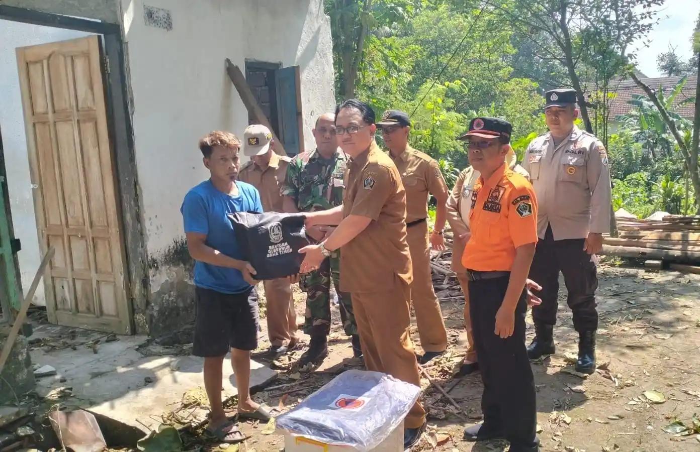 Pemkab Blitar Serahkan Bantuan Bagi Warga Terdampak Bencana Angin Puting Beliung