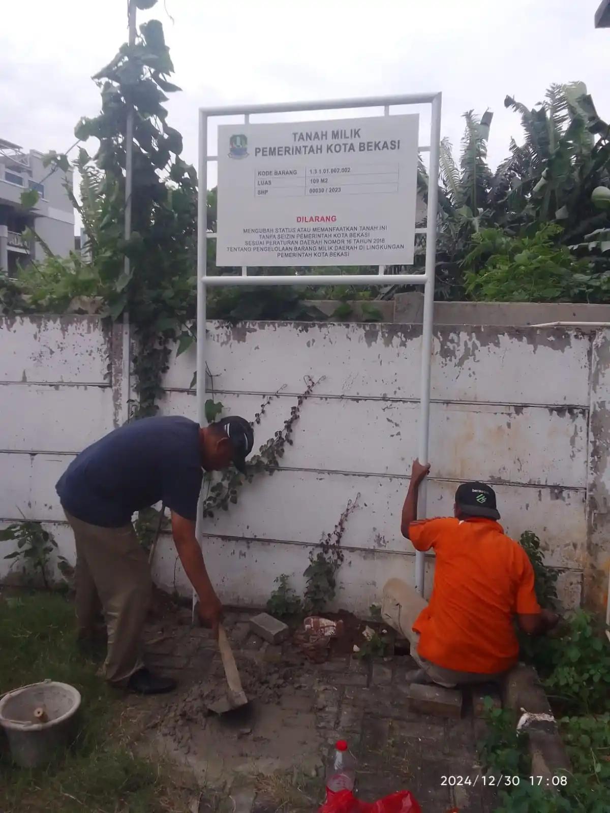 Pemkot Bekasi Sedang Memasang Plang Nama Kepemilikan Tanah Asset Daerahnya