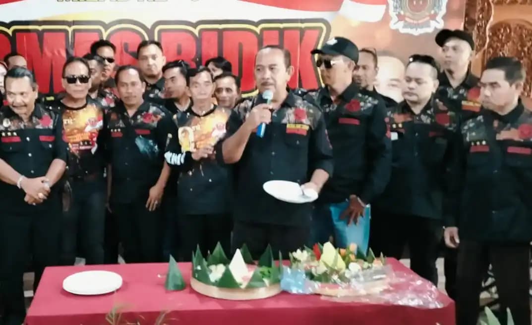 Pemotongan tumpeng dalam perayaan Milad ke-9 Ormas BIDIK di Blitar