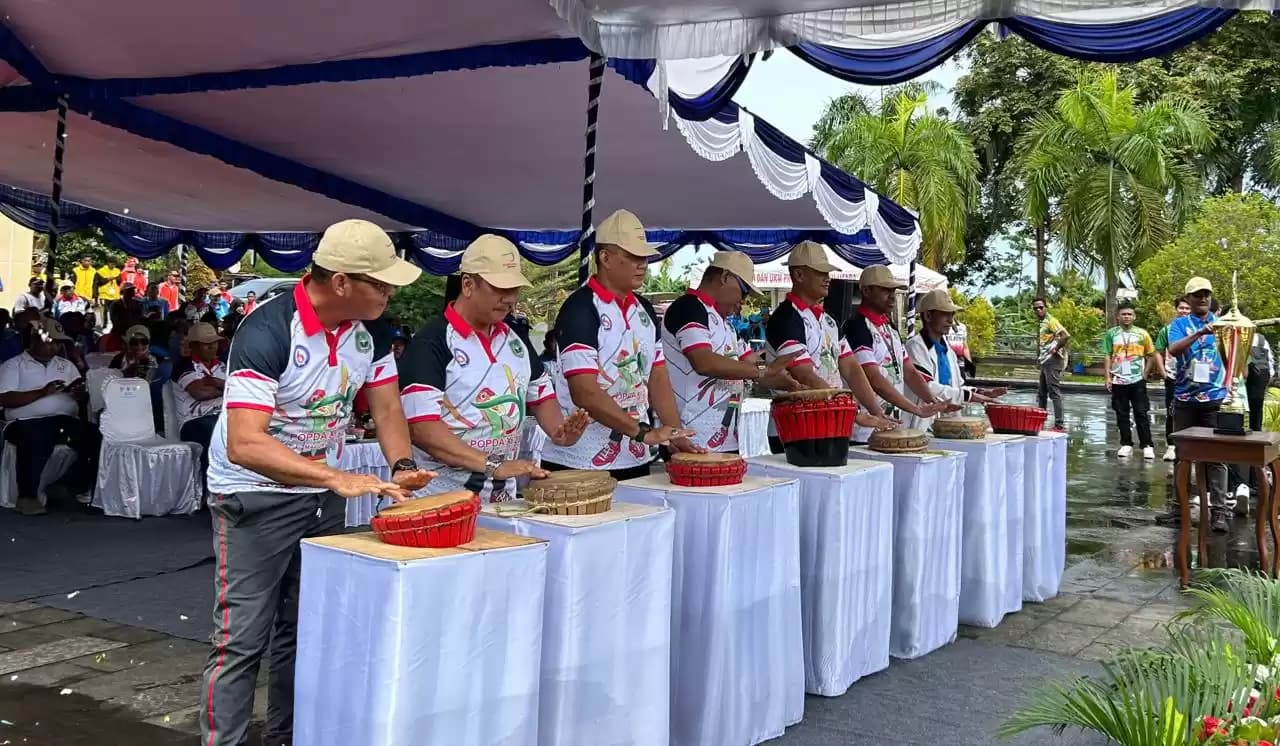 Pemukulan tifa oleh Penjabat Gubernur Maluku Utara, Samsuddin Abdul Kadir dan sejumlah petinggi di daerah ini, sebagai tanda pembukaan Popda Malut ke XI, di Sofifi, Senin (22/7/2024) (Foto: MI/RD)