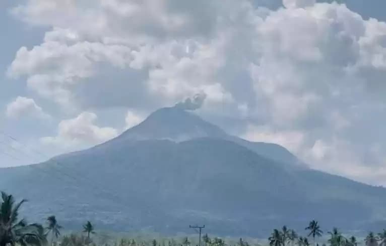 Penampakan gunung Ile Lewotobi Laki-Laki