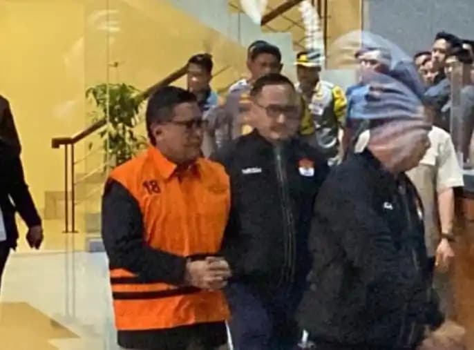 Penampakan Hasto Kenakan Rompi Tahanan KPK