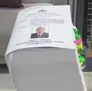 Penampakan tebalnya berkas perkara pemerasan Firli Bahuri yang dilimpahkan ke Kejati DKI oleh penyidik gabungan Polda Metro Jaya dan Bareskrim Polri