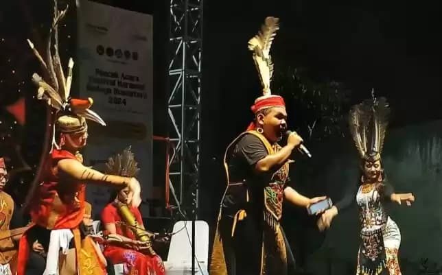 Penampilan Seni Tutur asal Kalimantan