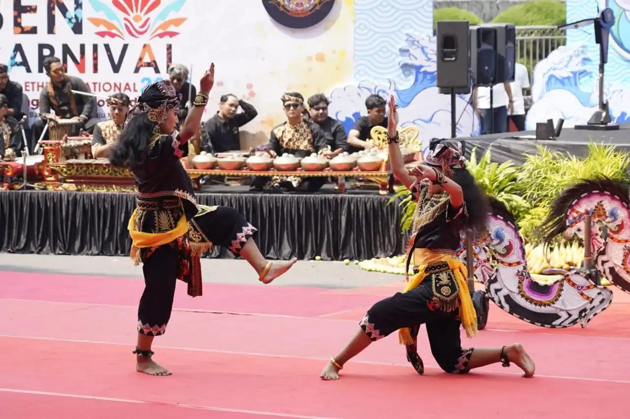Penampilan tari Jaranan Eklek di acara BEN Carnival 2025