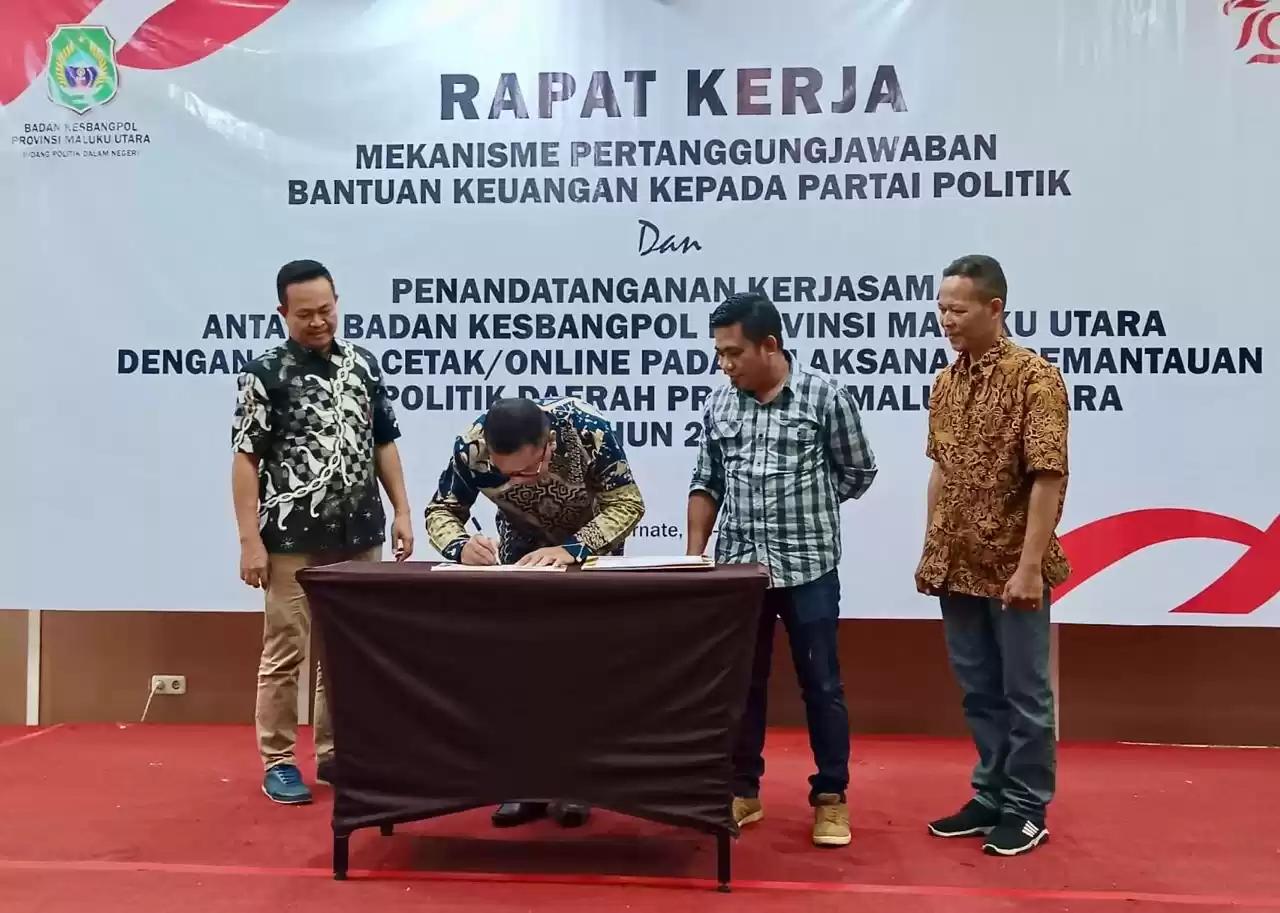 Penandatanganan Kerjasama antara Kesbangpol Malut dan Media Cetak dan Oline (Foto: Biro Adpim)