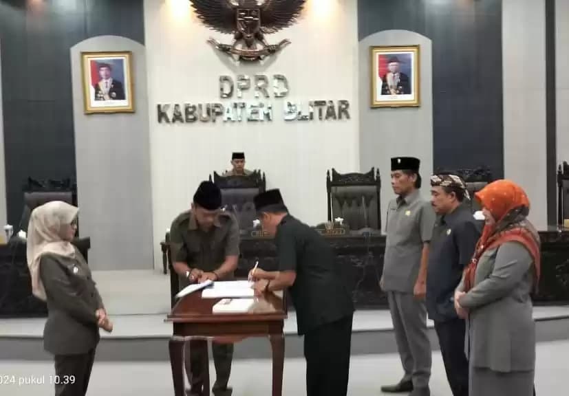 Penandatanganan Perda RPIK Bupati Blitar bersama Ketua dan Wakil Ketua DPRD Kabupaten Blitar.
