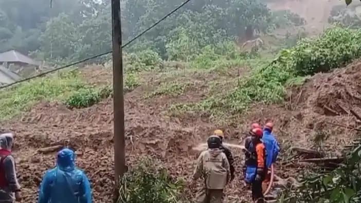 Pencarian Korban Tertimbun Longsor di Sukabumi