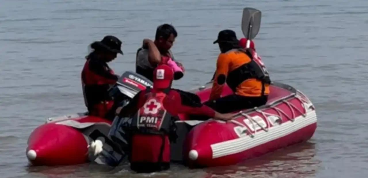 Pencarian tiga penjudi sabung ayam di Sungai Ketiwon, Tegal