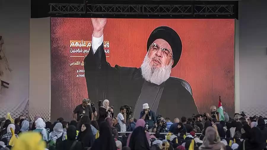 Pendukung menyaksikan siaran pidato Hassan Nasrallah, pemimpin Hizbullah di Beirut, Lebanon, Jumat (3/11/2023).