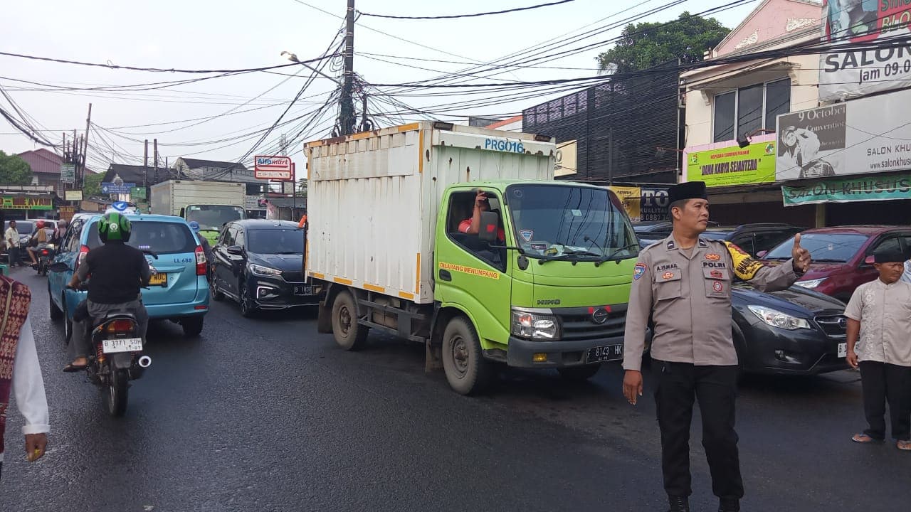 Polisi dari Polsek Pamulang Amankan Salat Ied di Masjid Darul Arqom