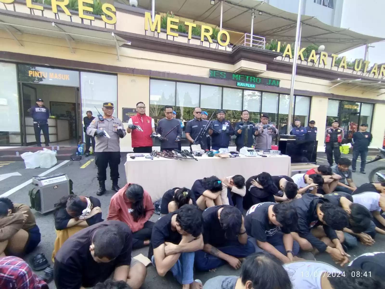 Penggrebekan Kampung Muara Bahari Tanjung Priok