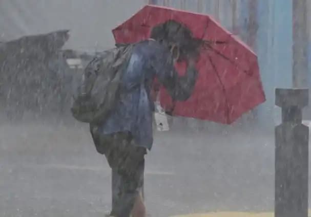 Pengguna Payung saat Hujan