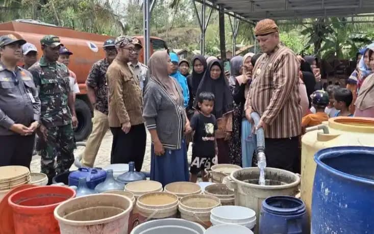 Penjabat Bupati Cilacap Mohamad Arief Irwanto mengucurkan air ke dalam ember
