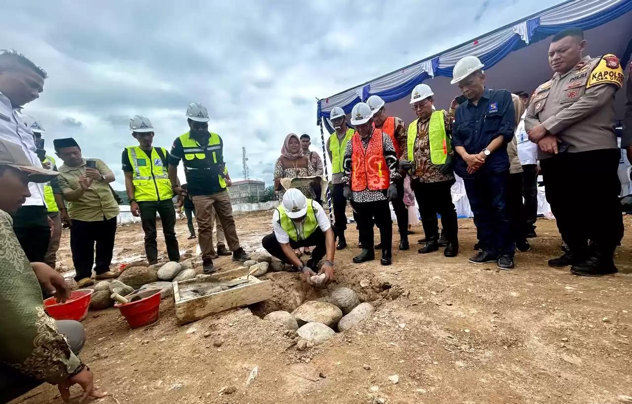 Penjabat Gubernur Maluku Utara, Samsuddin Abdul Kadir meletakan batu pertama sebagai tanda dimulainya pembangunan Kantor Bahasa di Sofifi