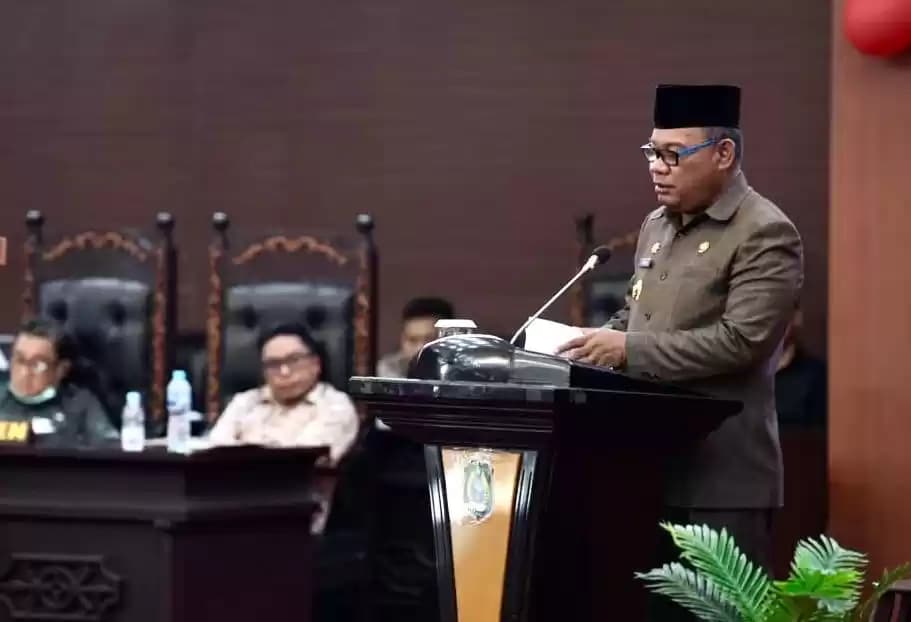 Penjabat Gubernur Malut, Samsuddin Abdul Kadir berpidato di hadapan pimpinan dan anggota DPRD Malut