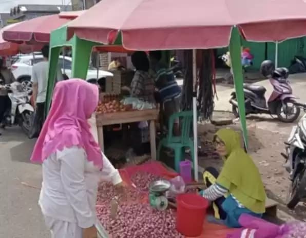 Penjual bawang merah di Kota Bengkulu
