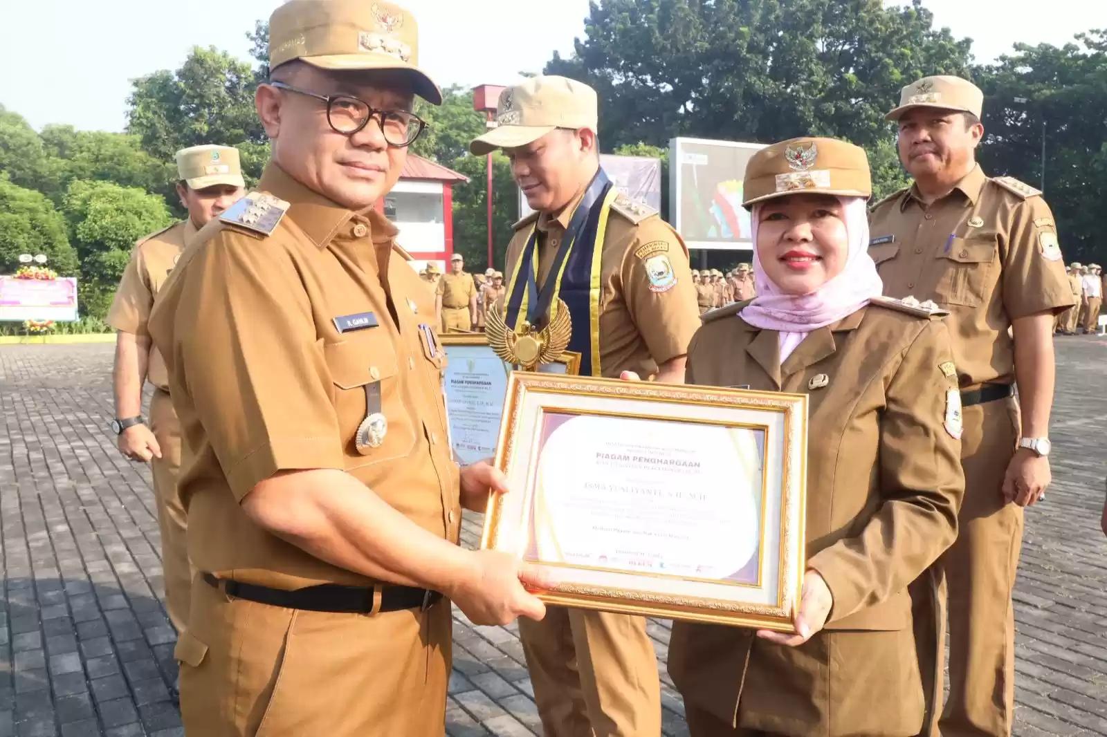 Penyerahan Anugerah Paralegal Justice Award 2024 Menteri Hukum dan Ham RI Kepada Lurah Jati Rangga, Ahmad Apandi dan Lurah Perwira, Isma Yulianti