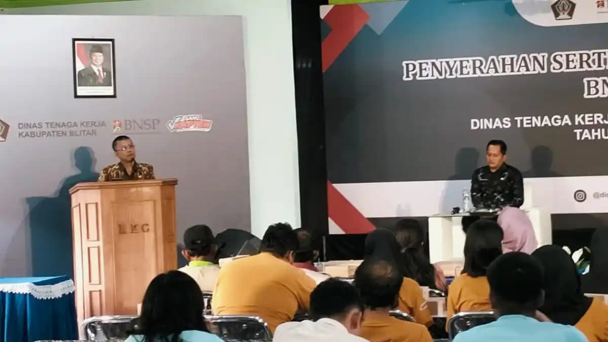 Penyerahan sertifikat BNSP secara simbolis kepada peserta pelatihan oleh Kepala Disnakertrans