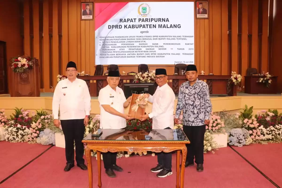 Penyerahan simbolis persetujuan bersama raperda inovasi daerah di gedung DPRD Kabupaten Malang. (Foto : MI/Rina Sugeng Yuliani)