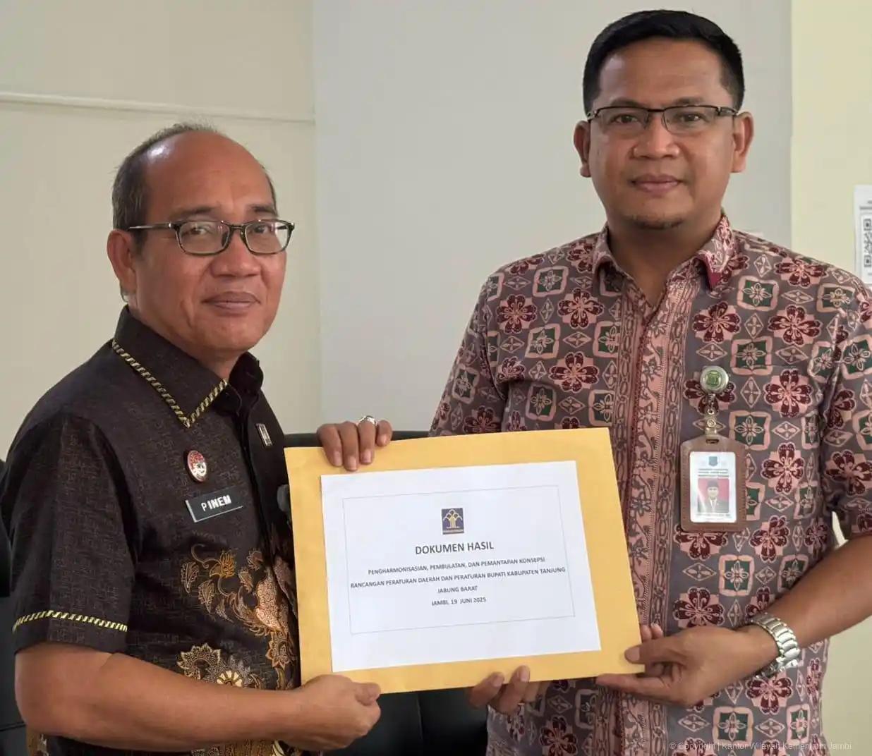 Penyerahan Surat Hasil Pengharmonisasian oleh Kanwil Kemenkum Jambi kepada Sekretaris Daerah Tanjung Jabung Barat