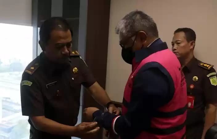 Penyidik Kejati DKI Jakarta menahan tersangka berinisial DB