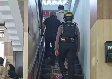 Penyidik Komisi Pemberantasan Korupsi (KPK) menaiki tangga yang bertuliskan komitmen pemberantasan korupsi, kolusi, nepotisme (KKN) dan menjaga integritas di Kantor Dinas Pendidikan Kota Semarang, Jumat (19/7/2024). (ANTARA/Zuhdiar Laeis)