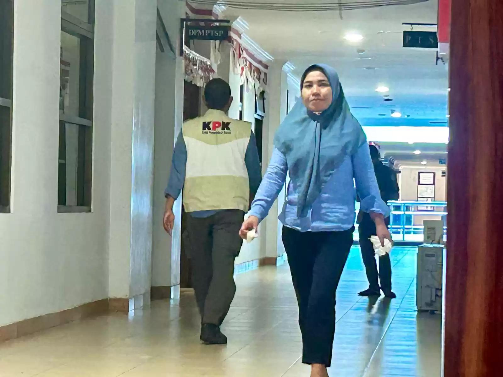 Penyidik KPK sedang berada di lantai tiga kantor gubernur Malut, tepatnya di lorong menunju kantor DPM-PTSP untuk melakukan penggeledahan (Foto: MI/RD)