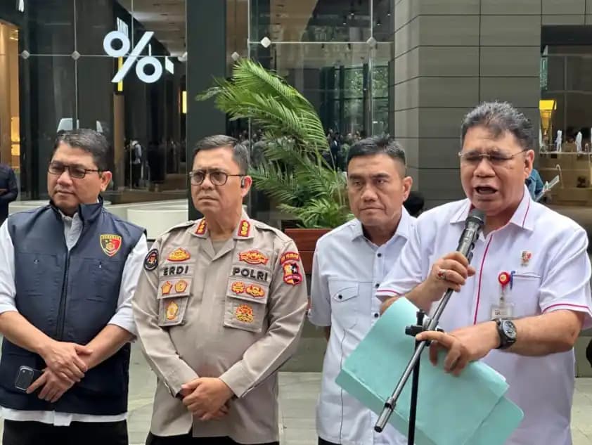 Penyidik Utama OJK, Irjen Daniel Bolly Hyronimus Tifaona