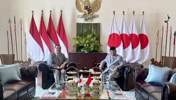 Perdana Menteri (PM) Jepang, Shigeru Ishiba (Kiri) dan Presiden Republik Indonesia, Prabowo Subianto (Kanan)