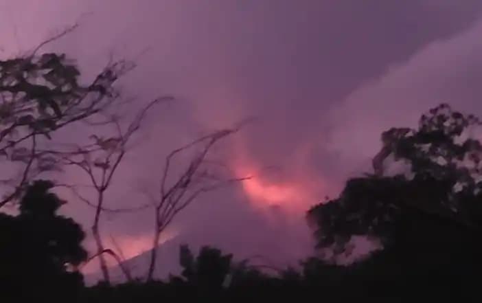 Peristiwa gugurnya lava pijar dari Gunung Lewotobi Laki-laki