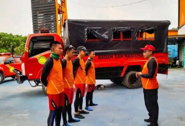 Personel KPP Natuna melakukan persiapan operasi pencarian nelayan hilang