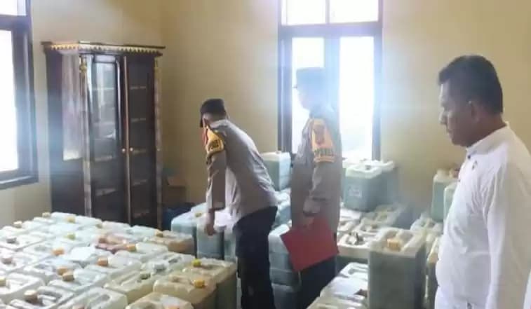 Personel Polres Muna menyita 233 jeriken berisi 4.660 liter pertalite