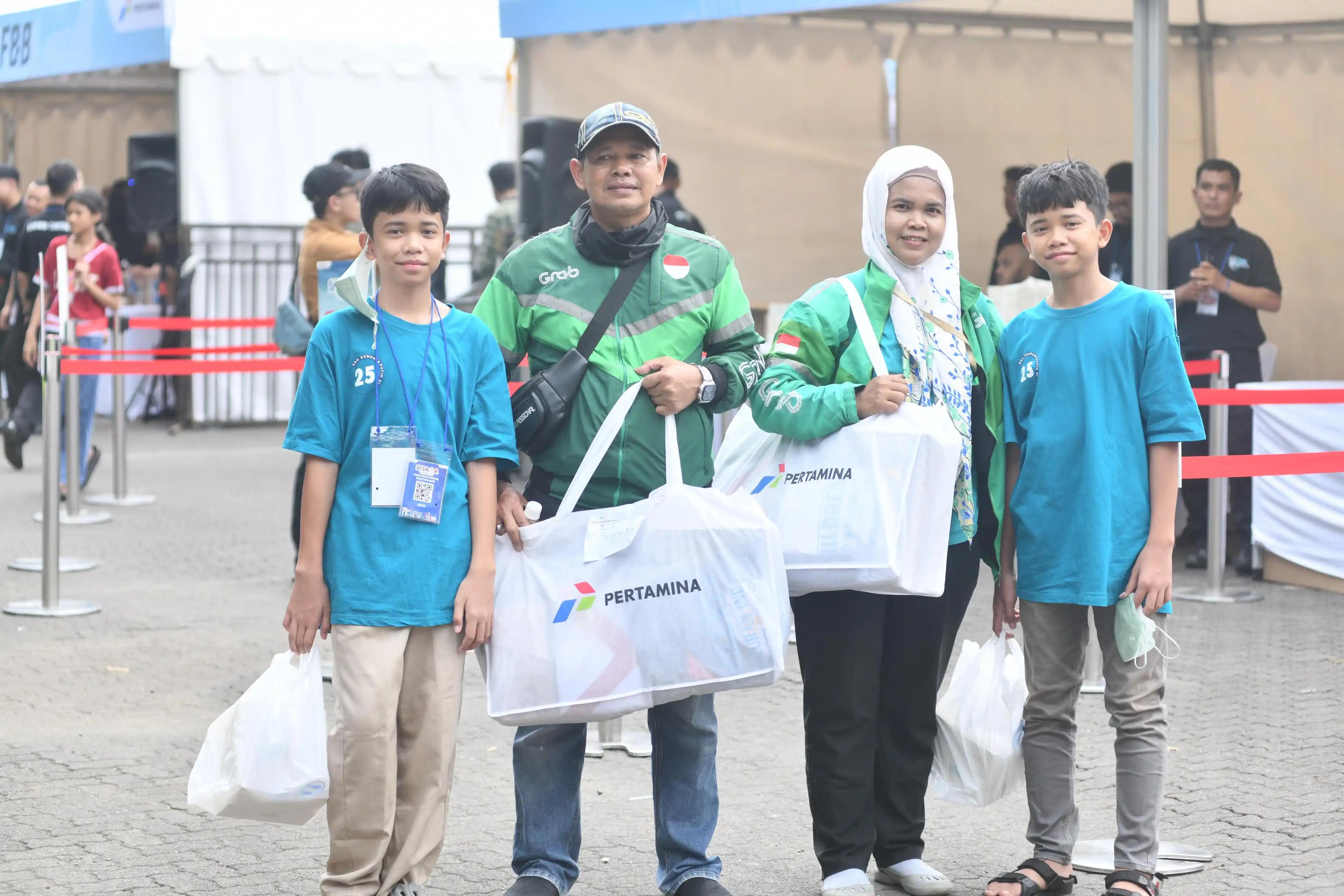 Pertamina Bantu Perlengkapan Sekolah Anak Ojek