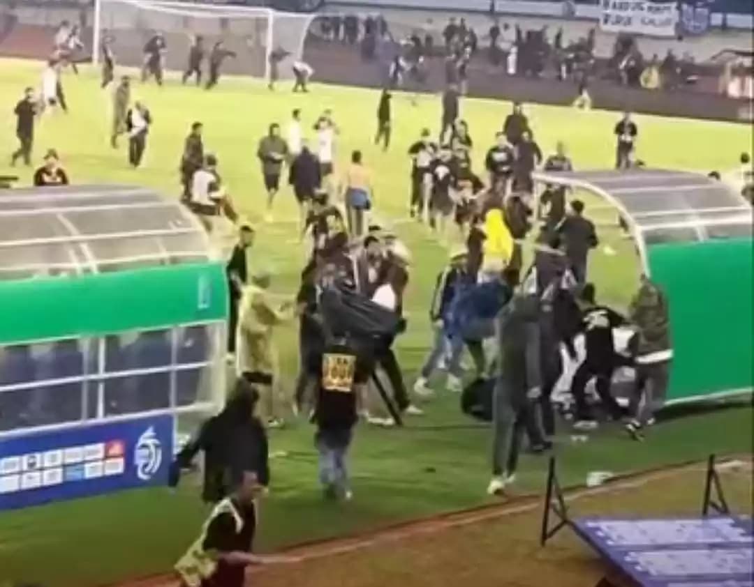 Pertandingan Liga 1 antara Persib Bandung vs Persija Jakarta Berakhir Ricuh
