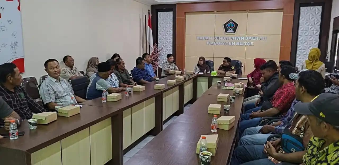 Pertemuan Bapenda Kabupaten Blitar dengan tujuh perwakilan paguyuban penambang pasir