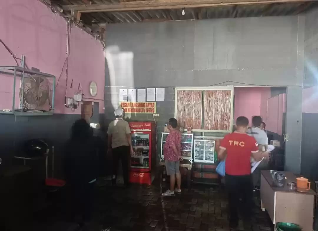 Perugas Satpol PP Kabupaten Probolinggo memasang banner penutupan tempat karaoke